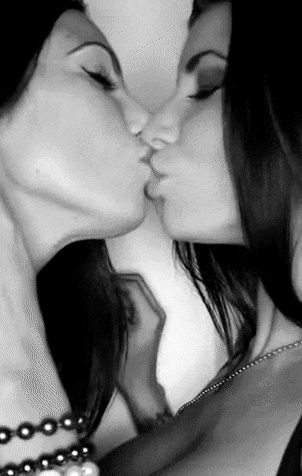 302px x 476px - Lesbian kissing hot gif @ xGifer