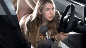 Cutie pays her Uber driver