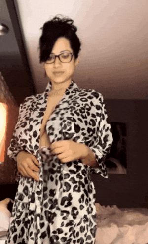 Desi Indian sexy milf Neetu pussy show
