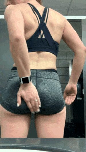 Gym babe flashing ass and tits in gym locker room